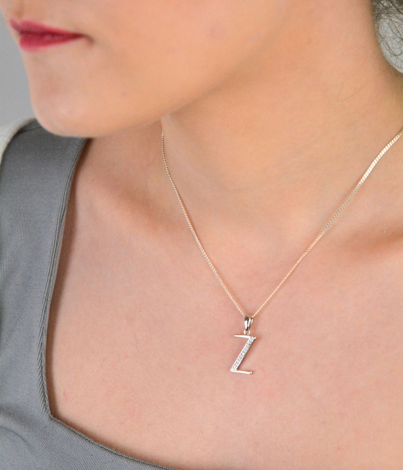 Literka srebrna próba 925, literka Z zdobiona cyrkoniami AP17-0211 Z Elegancka i subtelna literka Z wykonana z wysokiej jakości srebra próby 925, ozdobiona błyszczącymi cyrkoniami.1.jpg